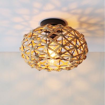 Kreatywne lampy podwieszone na balkonie
