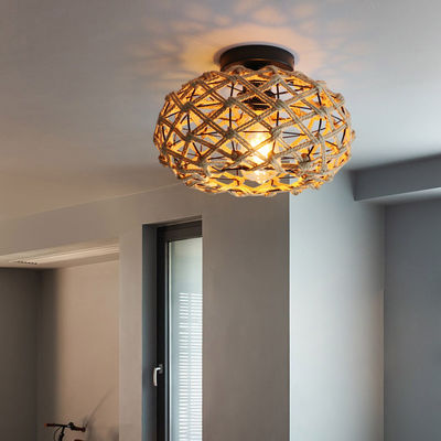 Kreatywne lampy podwieszone na balkonie