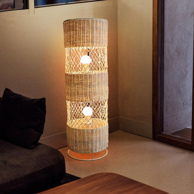 Ręcznie wykonana lampa podłogowa z ratanu do dekoracji salonu