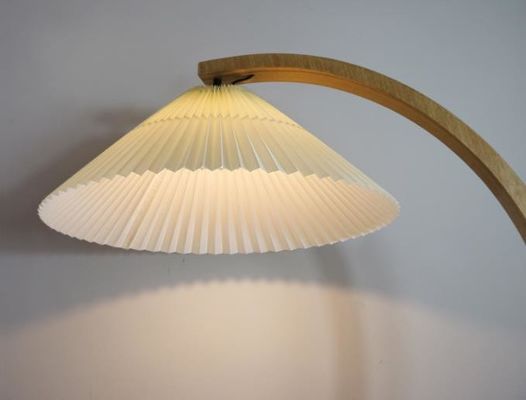 Kreatywna lampa stojąca z plecy z ratanu do sypialni i salonu