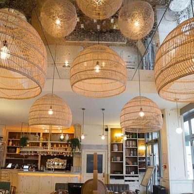 Nowoczesny, okrągły, ratanowy, wiszący żyrandol dla oświetlenia w restauracji
