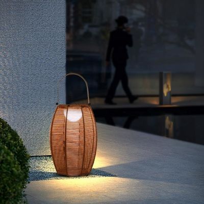 Lampa podłogowa zewnętrzna z rotanu zasilana energią słoneczną IP65 wodoodporna