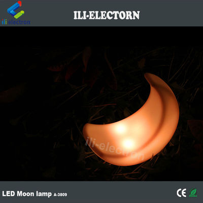 oświetlona lampa stołowa w kształcie księżyca