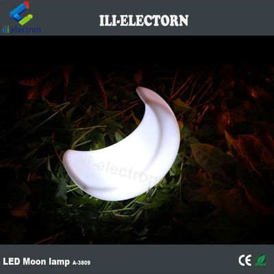 oświetlona lampa stołowa w kształcie księżyca