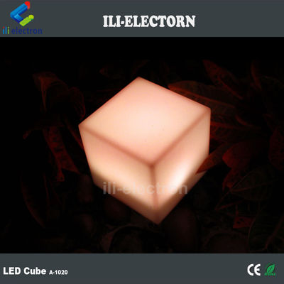 Lampa stołowa w kształcie małego sześciana oświetlona z tworzywa sztucznego PE