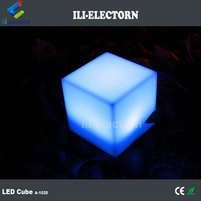 Lampa stołowa w kształcie małego sześciana oświetlona z tworzywa sztucznego PE