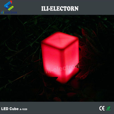 Lampa stołowa w kształcie małego sześciana oświetlona z tworzywa sztucznego PE