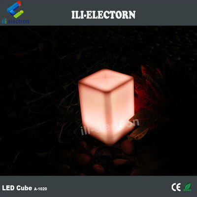 Lampa stołowa w kształcie małego sześciana oświetlona z tworzywa sztucznego PE