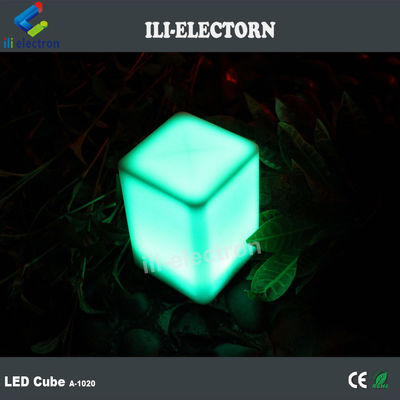 Lampa stołowa w kształcie małego sześciana oświetlona z tworzywa sztucznego PE