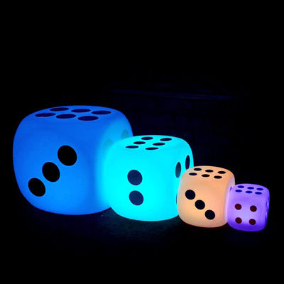 Oświetlony zewnętrzny LED Cube Light Dice Style 15cm 20cm 30cm IP65 wodoodporny dla wydarzeń na świeżym powietrzu