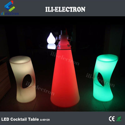 Kolorowe lampy LED oświetlają stoły koktajlowe do imprezy